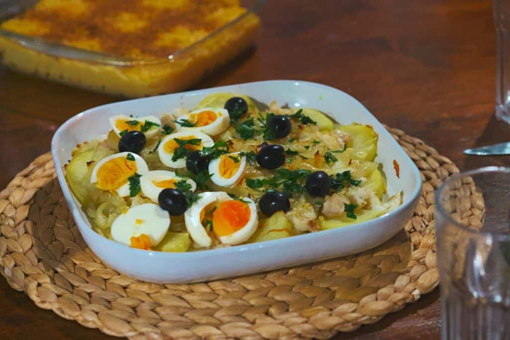Bacalhau à Gomes de Sá com Aletria em plano de fundo