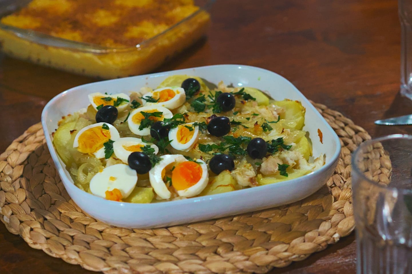 Bacalhau à Gomes de Sá com Aletria em plano de fundo
